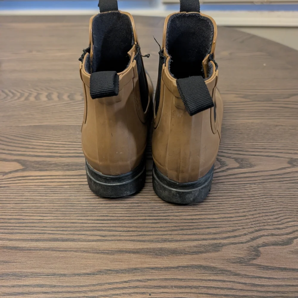 Everlane Tan and Black Rain Boots Size 6 - Picture 3 of 6